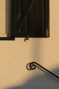 Barandilla y ventana al atardecer en Binibeca